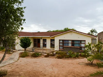 5 Bedroom House For Sale in Oudtshoorn - 6tH1.webp