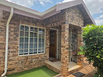 2 Bedroom Townhouse For Sale in Polokwane - fYF4.webp