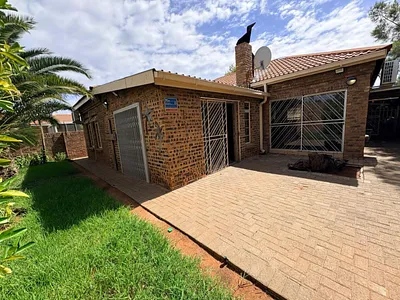 3 Bedroom Townhouse For Sale in Kimberley - yG4l.webp