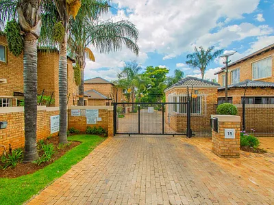 3 Bedroom House For Sale in Roodepoort - bCYQ.webp