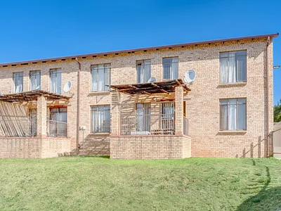 2 Bedroom Apartment For Sale in Roodepoort - hcbZ.webp