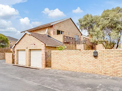 3 Bedroom Townhouse For Sale in Roodepoort - Rniu.webp