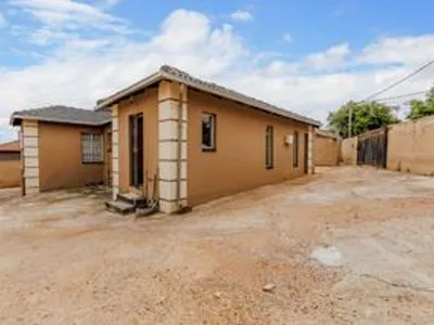 4 Bedroom House For Sale in Roodepoort - img