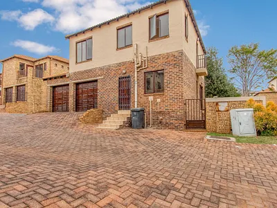 3 Bedroom Townhouse For Sale in Roodepoort - UmTc.webp