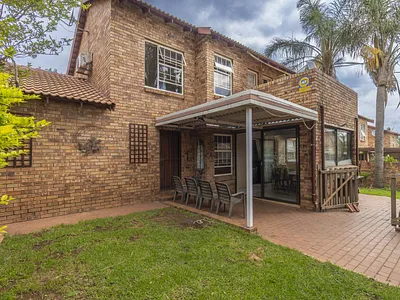 3 Bedroom Townhouse For Sale in Roodepoort - 7LEG.webp