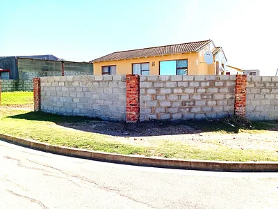 3 Bedroom House For Sale in Port Elizabeth - ROuU.webp