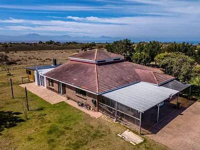 4 Bedroom House For Sale in Mossel Bay - ZvDk.webp