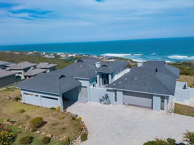 4 Bedroom House For Sale in Mossel Bay - ezYP.webp