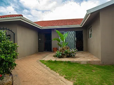 4 Bedroom House For Sale in Port Elizabeth - uvG5.webp