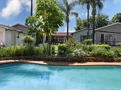 4 Bedroom House For Sale in Roodepoort - PlJT.webp