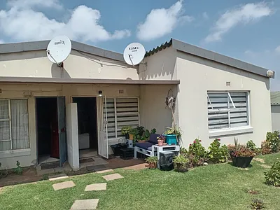3 Bedroom Townhouse For Sale in Roodepoort - kc6o.webp