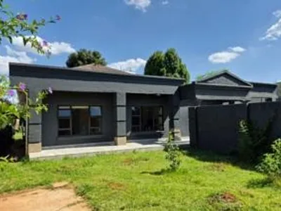 3 Bedroom House For Sale in Roodepoort - 14QH.webp