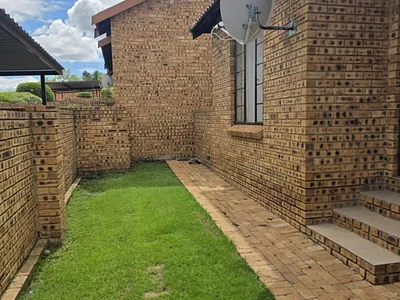 2 Bedroom Townhouse To Rent in Roodepoort - lrzE.webp