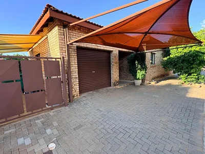 3 Bedroom House For Sale in Kimberley - 1kE2.webp