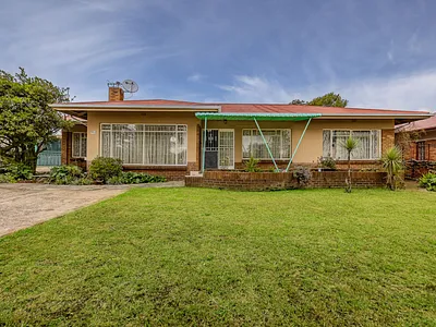 3 Bedroom House For Sale in Roodepoort - OkYJ.webp