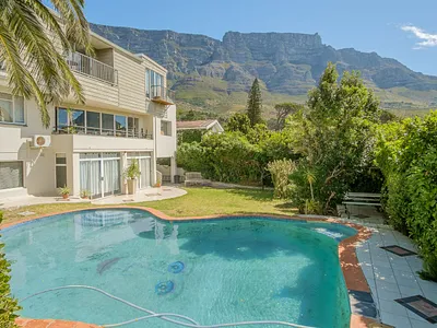 6 Bedroom House For Sale in Cape Town - cVS3.webp