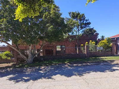 4 Bedroom House For Sale in Port Elizabeth - CUrJ.webp