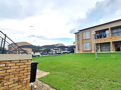 2 Bedroom Apartment For Sale in Roodepoort - 3Chb.webp