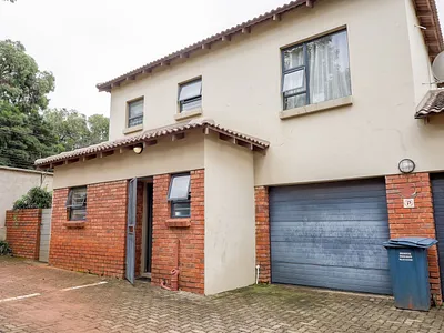 3 Bedroom Townhouse For Sale in Pretoria - 4m51.webp