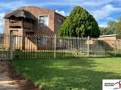 5 Bedroom House For Sale in Bloemhof - kE9d.webp