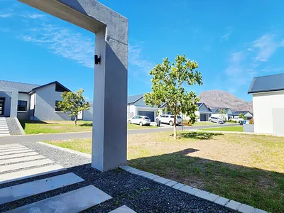 4 Bedroom House For Sale in Paarl - 8mg6.webp