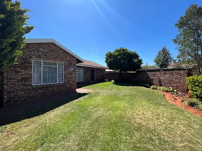 2 Bedroom Townhouse For Sale in Kimberley - k6Po.webp