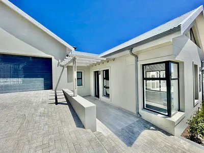 3 Bedroom House For Sale in Mossel Bay - PF2j.webp
