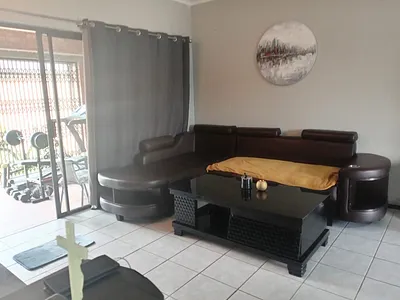 2 Bedroom Townhouse For Sale in Roodepoort - img