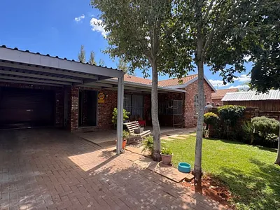 3 Bedroom House For Sale in Kimberley - 8WIJ.webp