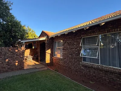 3 Bedroom Townhouse For Sale in Kimberley - PvJh.webp