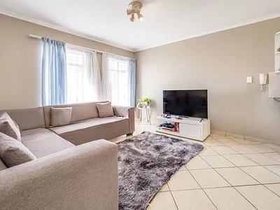 2 Bedroom Apartment For Sale in Roodepoort - img