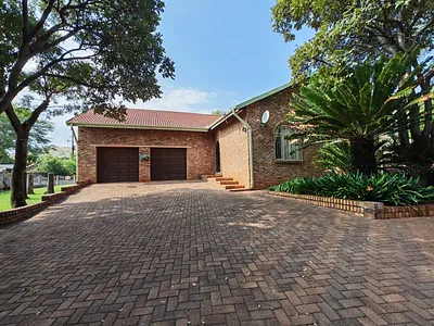 4 Bedroom House For Sale in Akasia - qZSW.webp