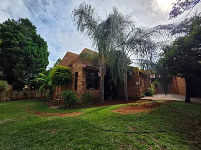4 Bedroom House For Sale in Kimberley - 8jqm.webp