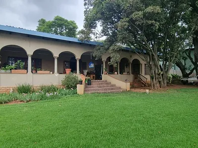 4 Bedroom House For Sale in Roodepoort - 5q6R.webp