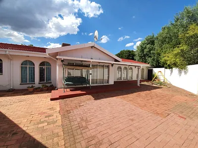 5 Bedroom House For Sale in Kimberley - 6wSt.webp