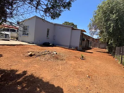 3 Bedroom House For Sale in Kimberley - R60R.webp