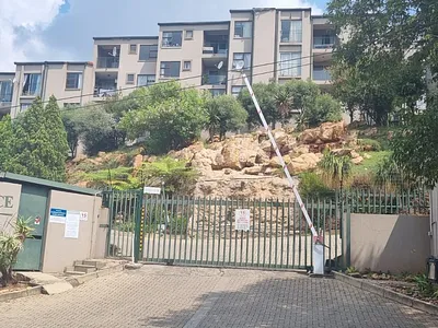 2 Bedroom Apartment For Sale in Roodepoort - 1nCv.webp