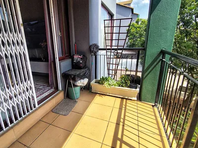 2 Bedroom House For Sale in Roodepoort - zS0W.webp