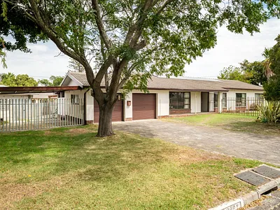 4 Bedroom House For Sale in Kuils River - 9Bwu.webp