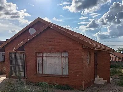 4 Bedroom House For Sale in Soshanguve - z2zY.webp
