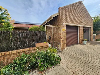 2 Bedroom Townhouse For Sale in Kimberley - b8ix.webp