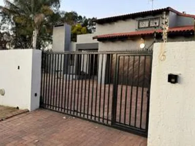 6 Bedroom House To Rent in Sandton - tjeM.webp