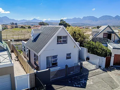 3 Bedroom House For Sale in Gordons Bay - edcP.webp