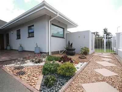 4 Bedroom House For Sale in Strand - Wty3.webp