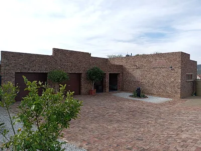 3 Bedroom House For Sale in Graaff-Reinet - ymmb.webp