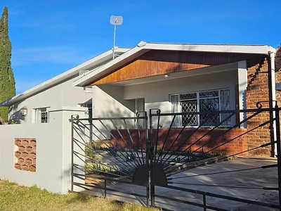 4 Bedroom House For Sale in Steytlerville - nvdz.webp