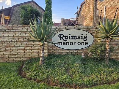 5 Bedroom Townhouse For Sale in Roodepoort - RkFt.webp