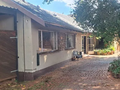 3 Bedroom House For Sale in Roodepoort - DIfi.webp