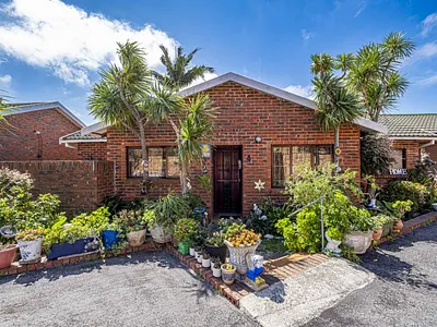 3 Bedroom Townhouse For Sale in Port Elizabeth - apg4.webp