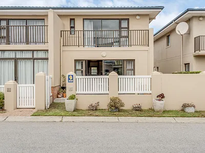 3 Bedroom Townhouse For Sale in Port Elizabeth - ZaRI.webp